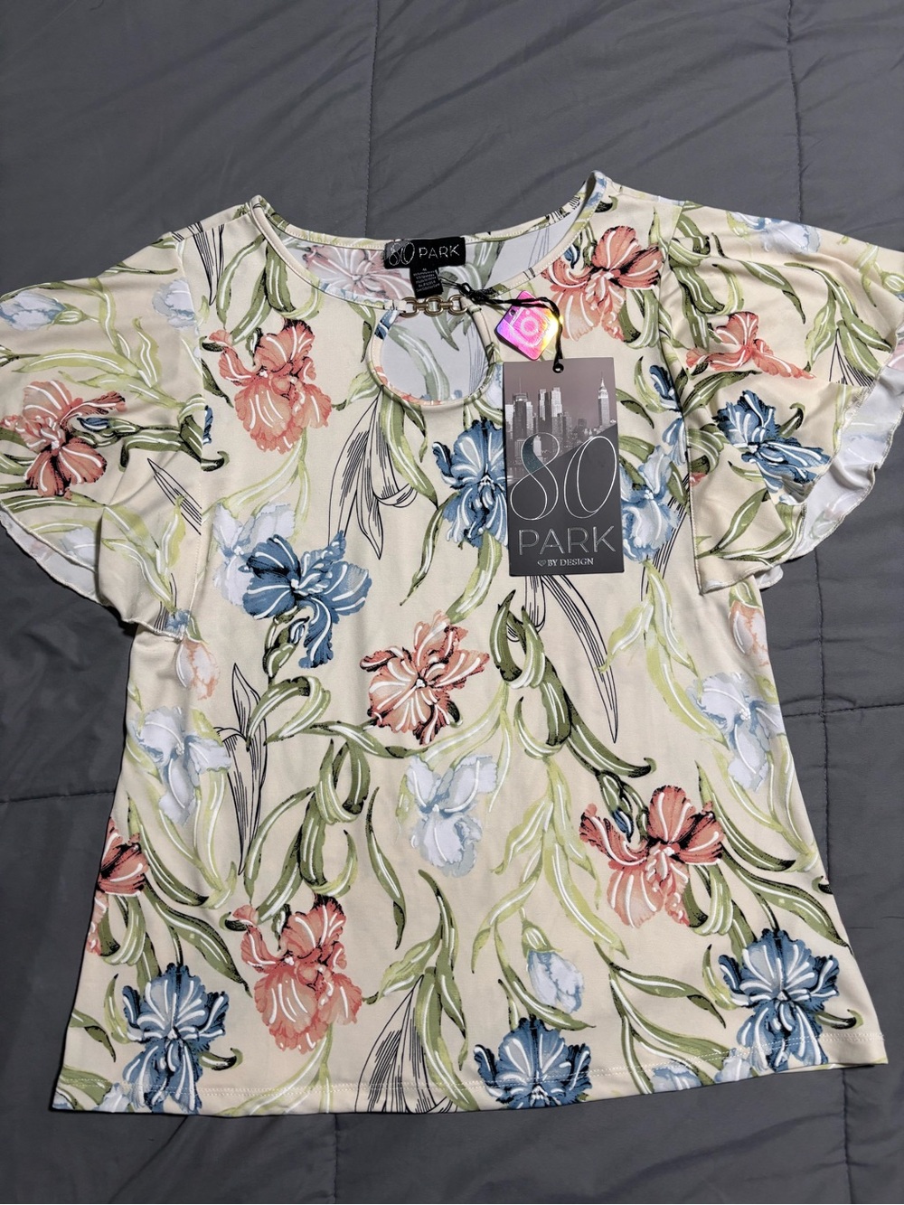 80 Park Floral Short-Sleeve Blouse in Cream - Medium
